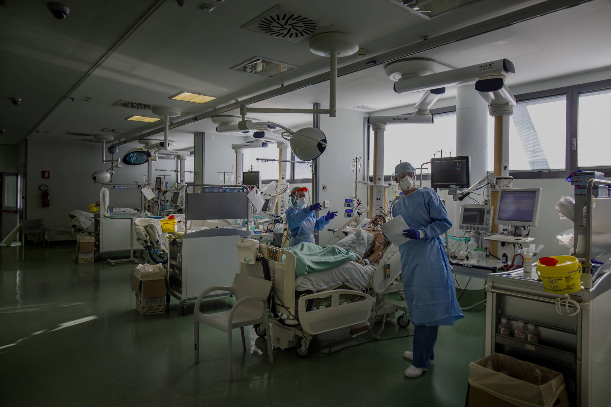 A COVID-19 intensive care ward at at Papa Giovanni XXIII hospital in Bergamo, Italy, in March. Multiple new findings suggest that a mutation near the beginning of the pandemic helped the virus spread more easily from person to person. | FABIO BUCCIARELLI / THE NEW YORK TIMES