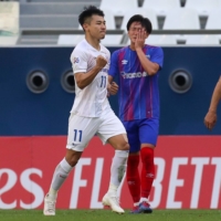 Shanghai\'s Yu Hanchao (left) celebrates his goal against Tokyo during their Asian Champions League match on Tuesday in Al Rayyan, Qatar. | AFP-JIJI