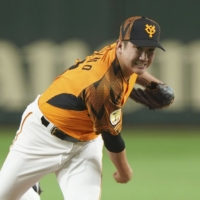 Tomoyuki Sugano pitches against the BayStars at Tokyo Dome on Oct. 6. | KYODO