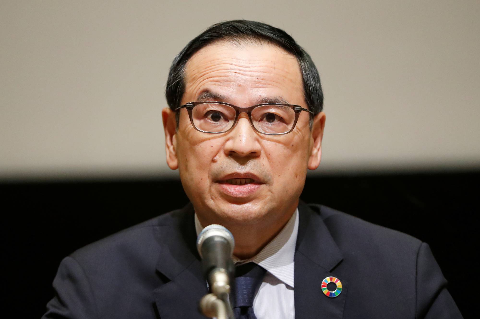 Tokyo Stock Exchange President and CEO Koichiro Miyahara speaks during a news conference in Tokyo on Oct. 1 after trading in all shares was suspended due to a technical problem. | REUTERS