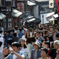 Pre-pandemic, tourists walk along Matsubara-dori street approaching Kiyomizu Temple in Kyoto. | BLOOMBERG