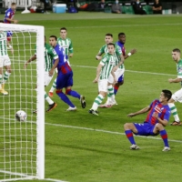 Yoshinori Muto (third from right) scores Eibar\'s opening goal against Betis on Monday in Seville, Spain. | GETTY / VIA KYODO