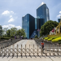 A portrait of King Maha Vajiralongkorn at Siam Commercial Bank Park Plaza | BLOOMBERG 
