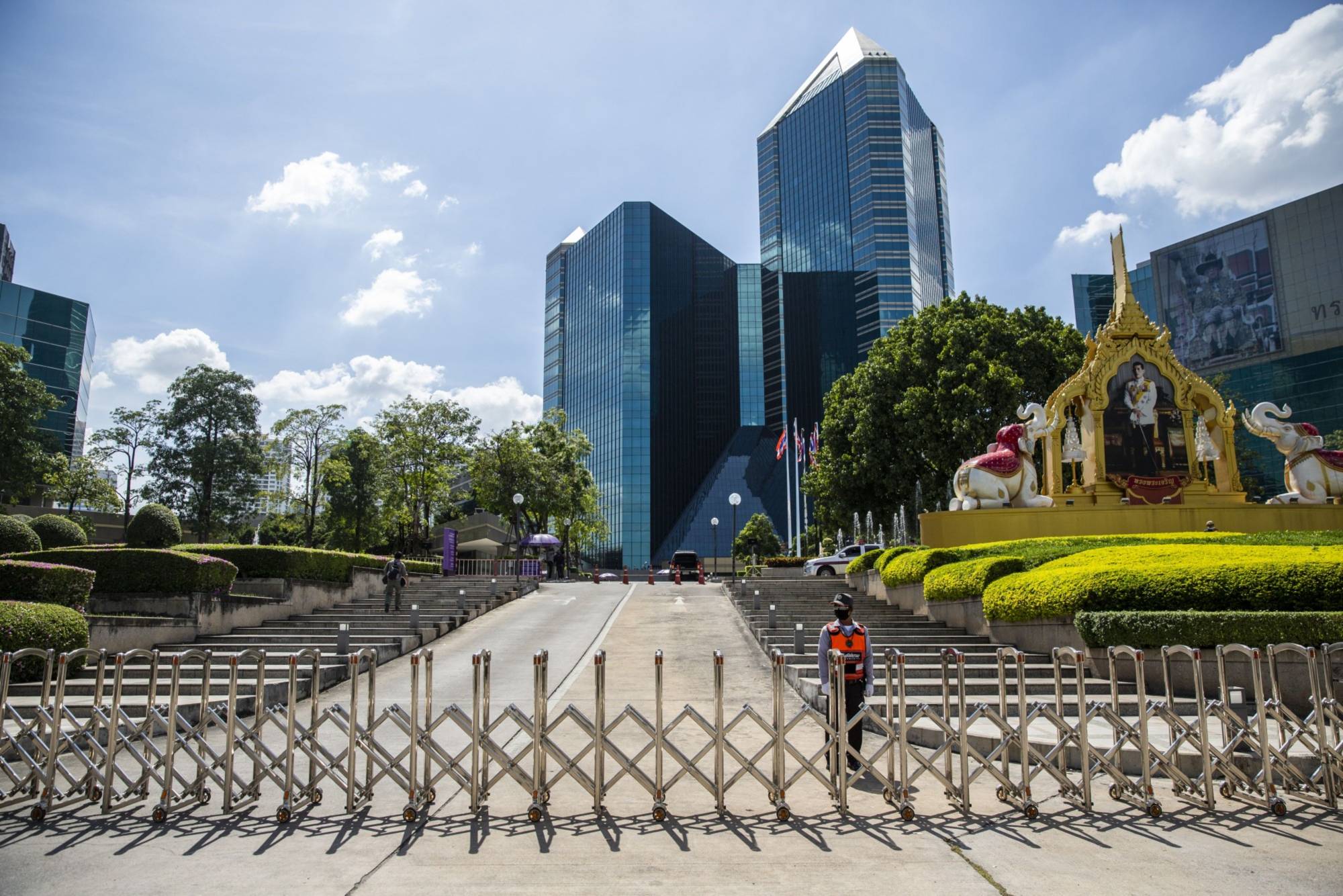 A portrait of King Maha Vajiralongkorn at Siam Commercial Bank Park Plaza | Bloomberg 