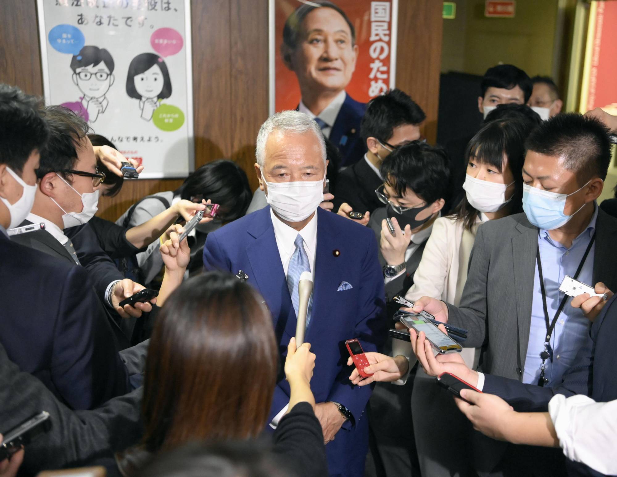 Akira Amari, head of the LDP's tax panel, said the government is considering making winnings at 'integrated casino resorts' tax free for visitors from overseas. | KYODO