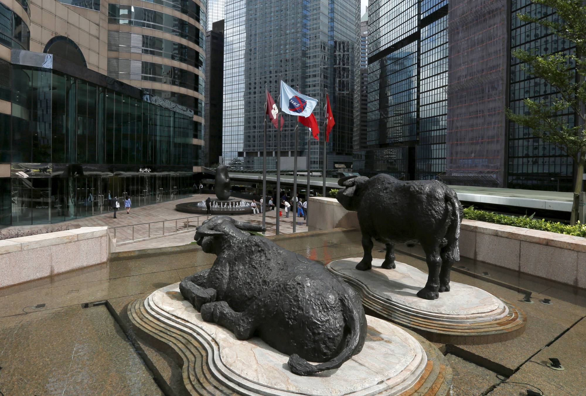 Outside the Hong Kong Stocks Exchange. China’s new securities law, which came into effect in March, states explicitly that overseas regulators can’t directly inspect or collect evidence on Chinese soil. Beijing considers this a sovereign issue. Chinese companies are coming home, whether anyone likes it or not. | REUTERS 