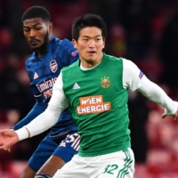 Wien forward Koya Kitagawa (right) contends for the ball with Arsenal\'s Ainsley Maitland-Niles during their Europa League match on Thursday in London. | REUTERS