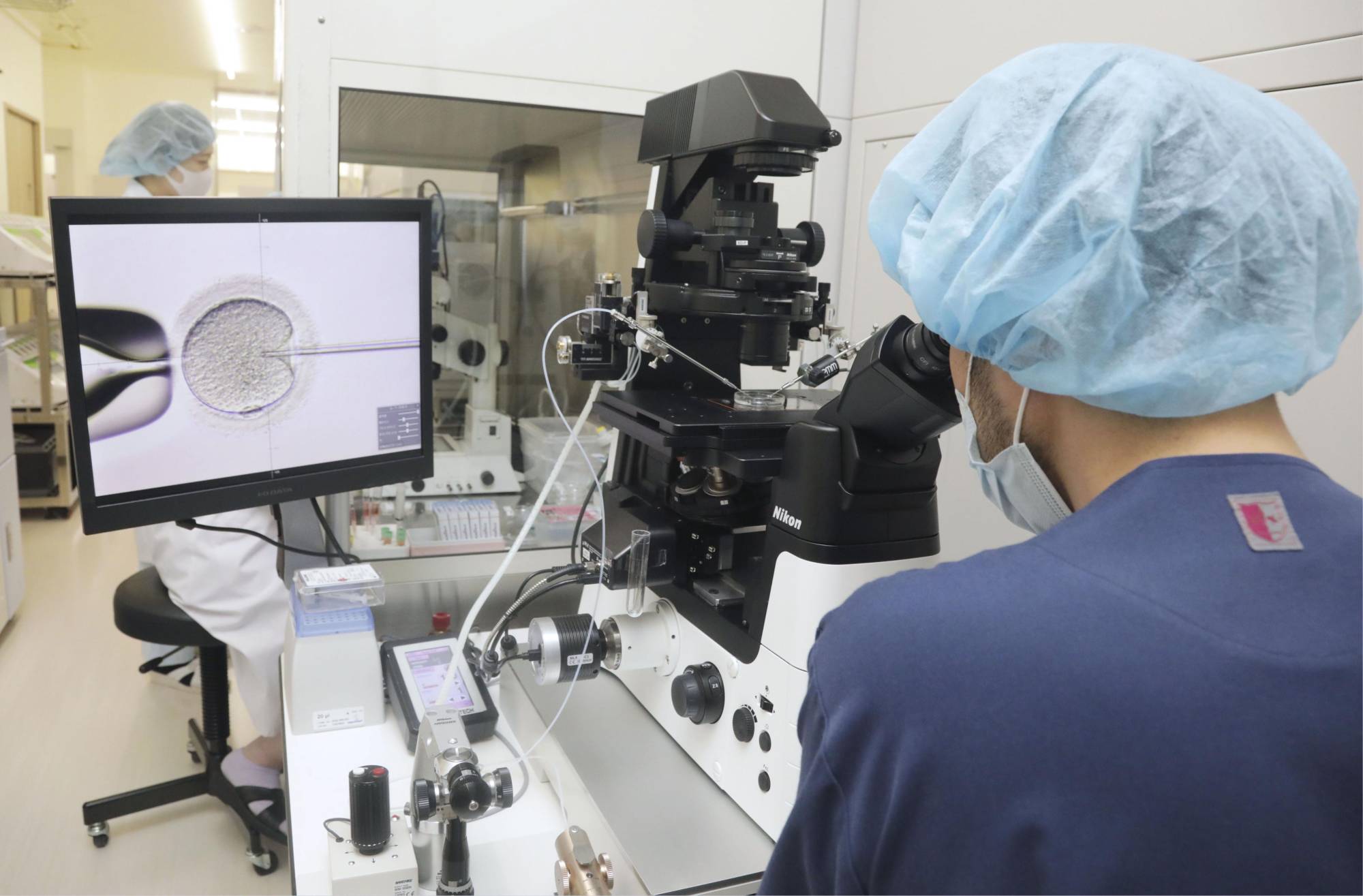 An embryo culture specialist uses a microscope to inject sperm into an egg at Sugiyama Clinic Shinjuku in Tokyo in October. | KYODO