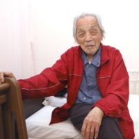 Sakae Menda speaks to the media at his nursing home in Fukuoka Prefecture in March 2019. | KYODO