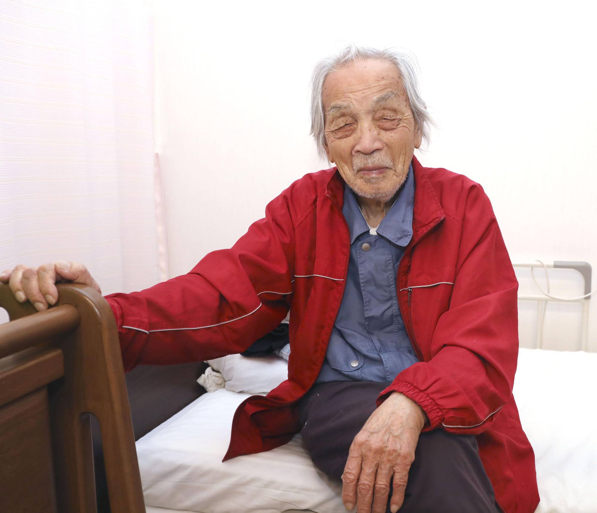 Sakae Menda speaks to the media at his nursing home in Fukuoka Prefecture in March 2019. | KYODO