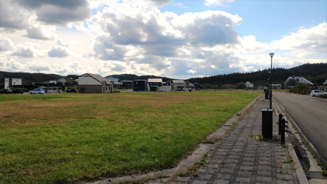 Higashidori village sold part of a piece of land that would have been a used for a residential area developed from agricultural fields to Tohoku Electric for the price of ¥100 million. | KAHOKU SHIMPO
