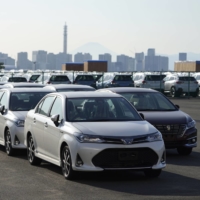 Cars for export are lined up at the Yokohama port. Recovery in auto exports helped Japan\'s current account surplus to expand in October. | BLOOMBERG