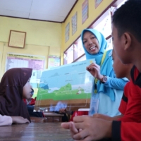 Children learn about the environment in Indonesia through Suntory Mizuiku — Education Program for Nature and Water. | SUNTORY HOLDINGS LTD.