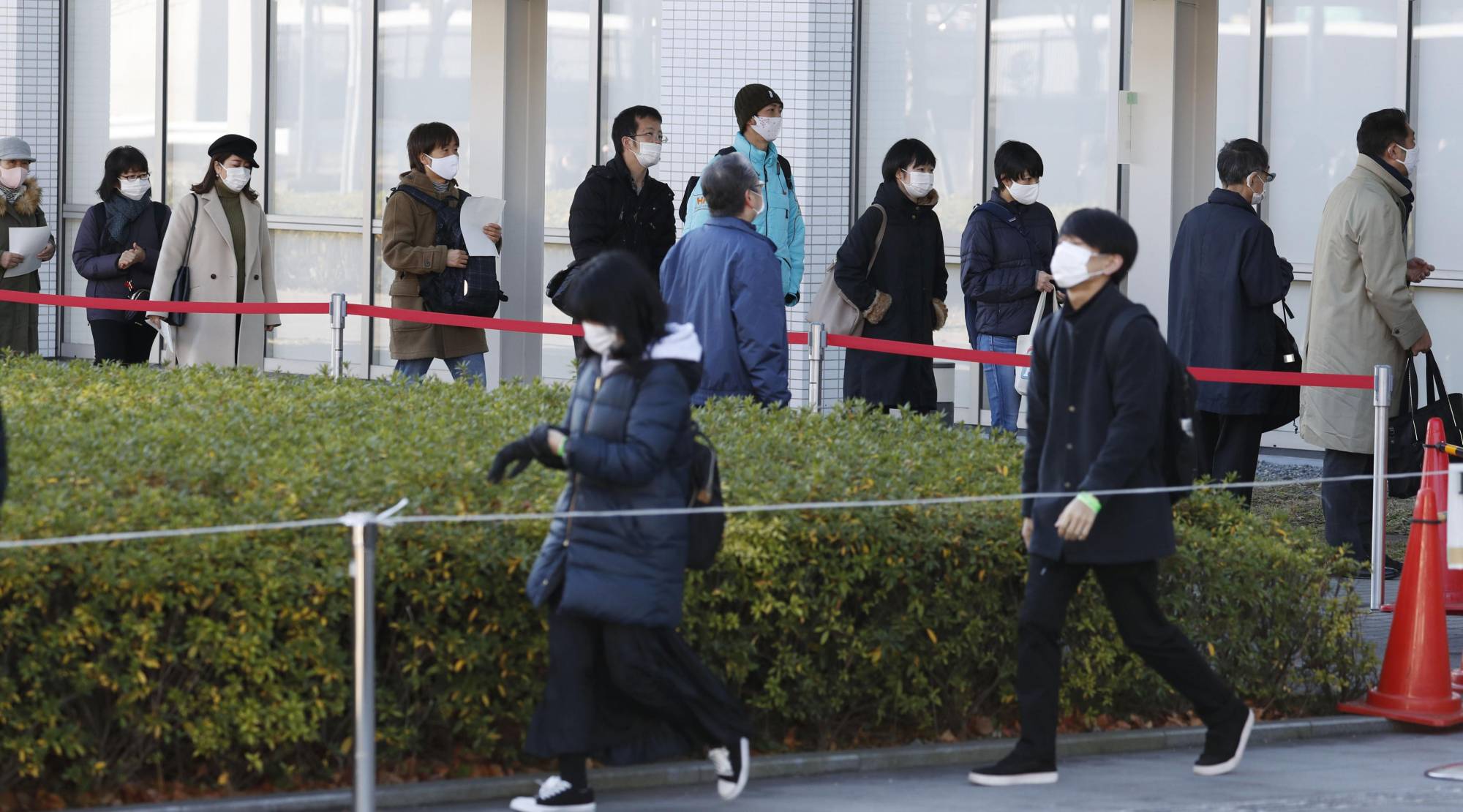 People line up to get a seat at the Tachikawa branch of the Tokyo District Court on Tuesday for a 2017 high-profile serial murder case. | KYODO