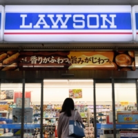 Lawson Inc. will allow franchise owners to shut stores for several days between Dec. 30 and Jan. 3 in business districts where customers are likely to decline during the holidays, according to sources. | BLOOMBERG