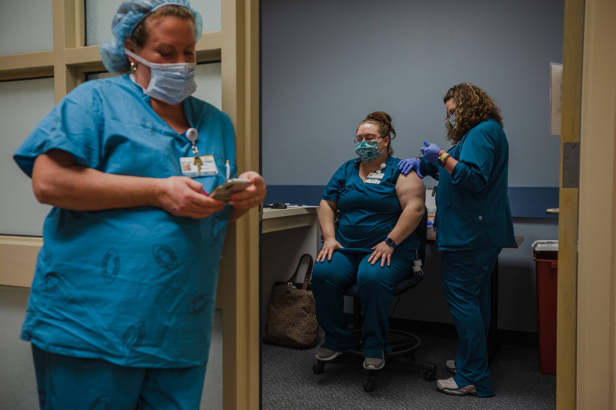 A health care worker receives the Pfizer-BioNTech COVID-19 vaccine at a hospital in Manning, South Carolina, on Thursday. Pfizer Inc. filed Friday with authorities in Tokyo for a fast-track approval of the vaccine, marking the first such application in Japan. | BLOOMBERG