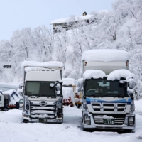 Vehicles are stranded on the Kanetsu expressway in Minamiuonuma, Niigata Prefecture, as heavy snow hits a wide area along the Sea of Japan coast on Thursday.  | KYODO