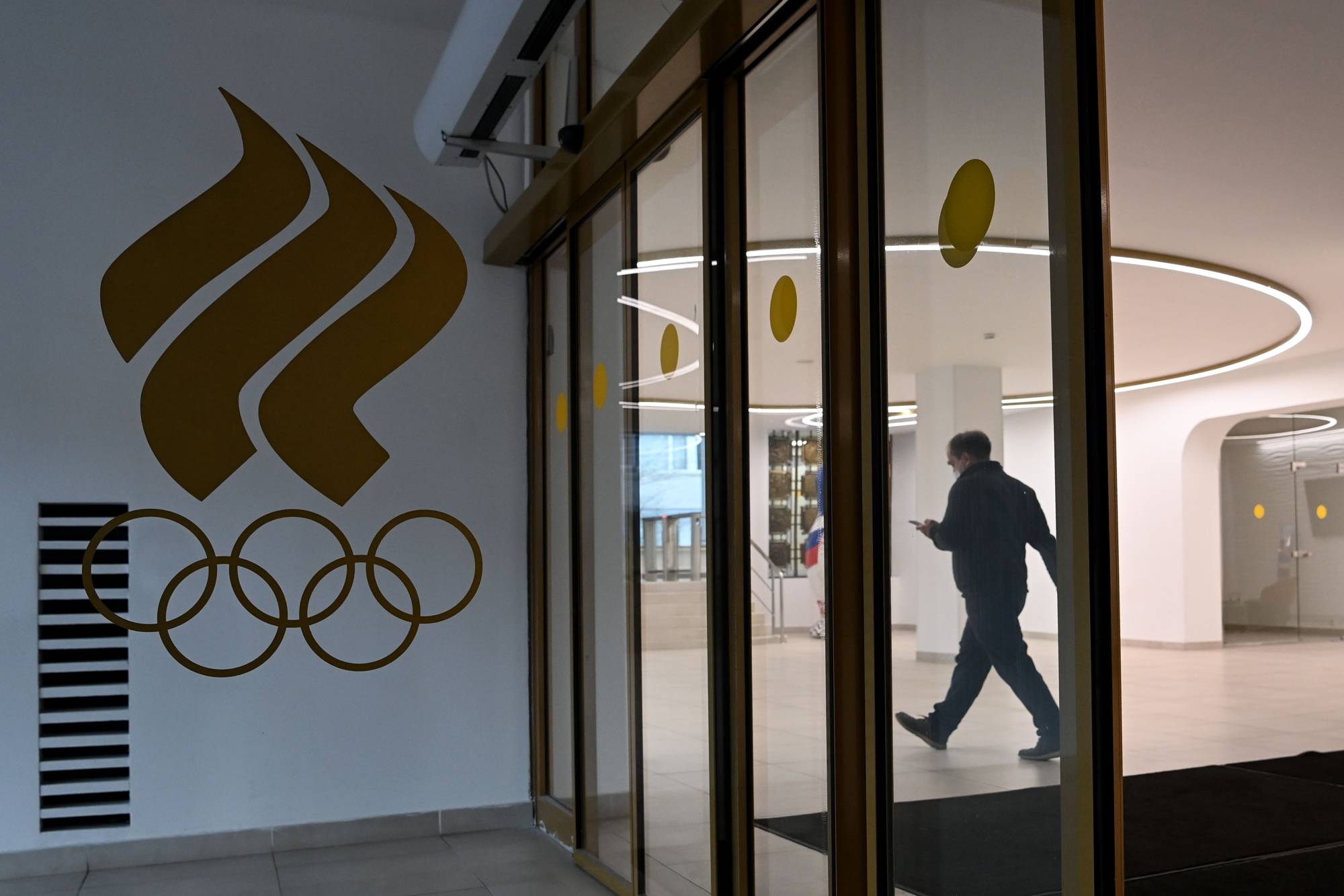 A man walks inside the headquarters of the Russian Olympic Committee in Moscow on Thursday. | AFP-JIJI