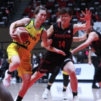 Sunflowers guard Saori Miyazaki (left) attacks the Antelopes basket during the second quarter on Sunday at Tokyo\'s Yoyogi National Gymnasium. | KAZ NAGATSUKA
