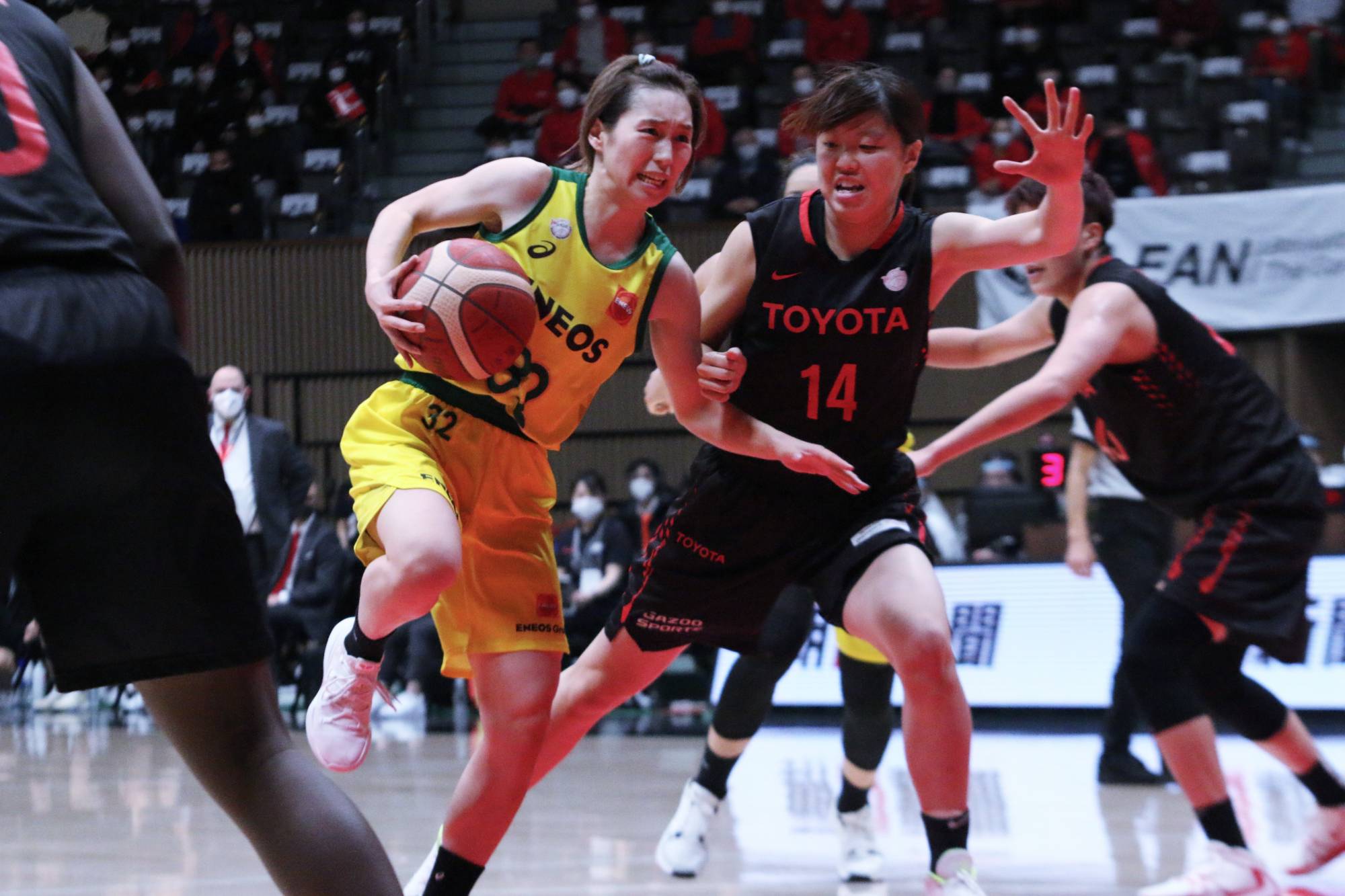Sunflowers guard Saori Miyazaki (left) attacks the Antelopes basket during the second quarter on Sunday at Tokyo's Yoyogi National Gymnasium. | KAZ NAGATSUKA 