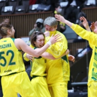 Eneos\' Saori Miyazaki (second from left) embraces teammate Ramu Tokashiki after the team\'s victory over the Antelopes. | KAZ NAGATSUKA
