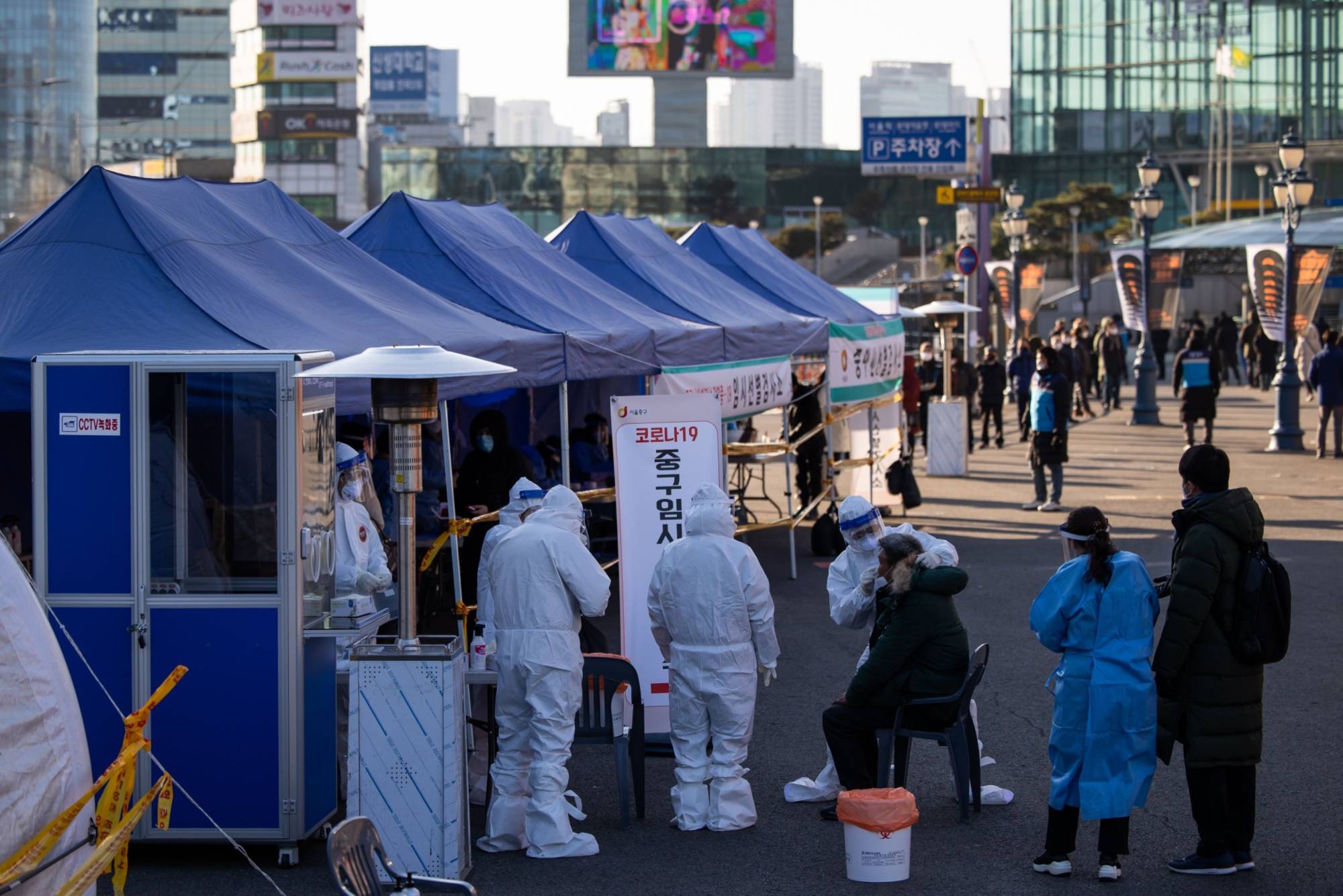 A COVID-19 testing site outside Seoul Station on Dec. 14 | BLOOMBERG 