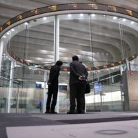 Robo-adviser WealthNavi Inc. debuted on the Tokyo Stock Exchange on Tuesday in one of the bourse\'s biggest initial public offerings this year. | BLOOMBERG