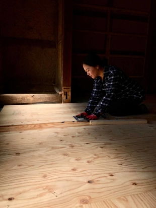 DIY: Nobuko Caudron renovates the floor of the brewery, which is scheduled to open in autumn 2021. | COURTESY OF KOHACHI BEERWORKS 
