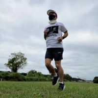 Staff writer Kaz Nagatsuka tests out the Asics face cover during a jog in Kawasaki earlier this fall. | KAZ NAGATSUKA
