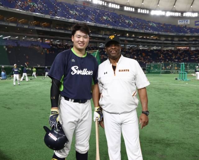 Warren Cromartie poses with Swallows star Munetaka Murakami at Tokyo Dome. | COURTESY OF WARREN CROMARTIE