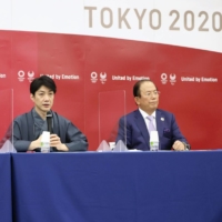 Hiroshi Sasaki (left) and Nomura Mansai (center) attend a news conference in Tokyo on Wednesday. | POOL / VIA KYODO