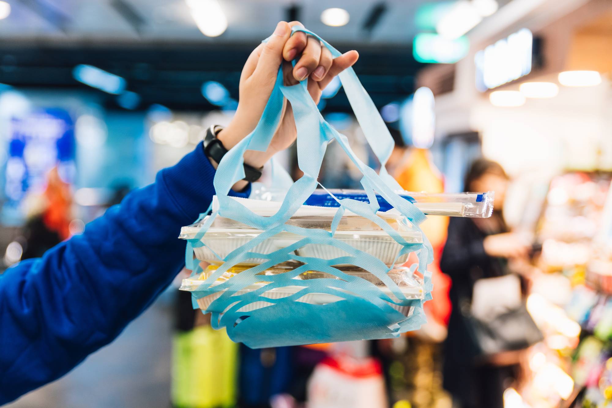 Towards a plastic-free 2021: COVID-19 has prompted a resurgence in single-use packaging, but Japan should promote reusable containers and ditch plastic utensils instead. | GETTY IMAGES
