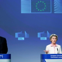 European Commission President Ursula von der Leyen gives a statement on the outcome of the Brexit talks next to the European Union\'s chief Brexit negotiator, Michel Barnier, in Brussels on Thursday. | POOL VIA REUTERS
