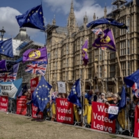 Supporters and opponents of Brexit outside Parliament in London in September 2019.  | ANDREW TESTA / THE NEW YORK TIMES