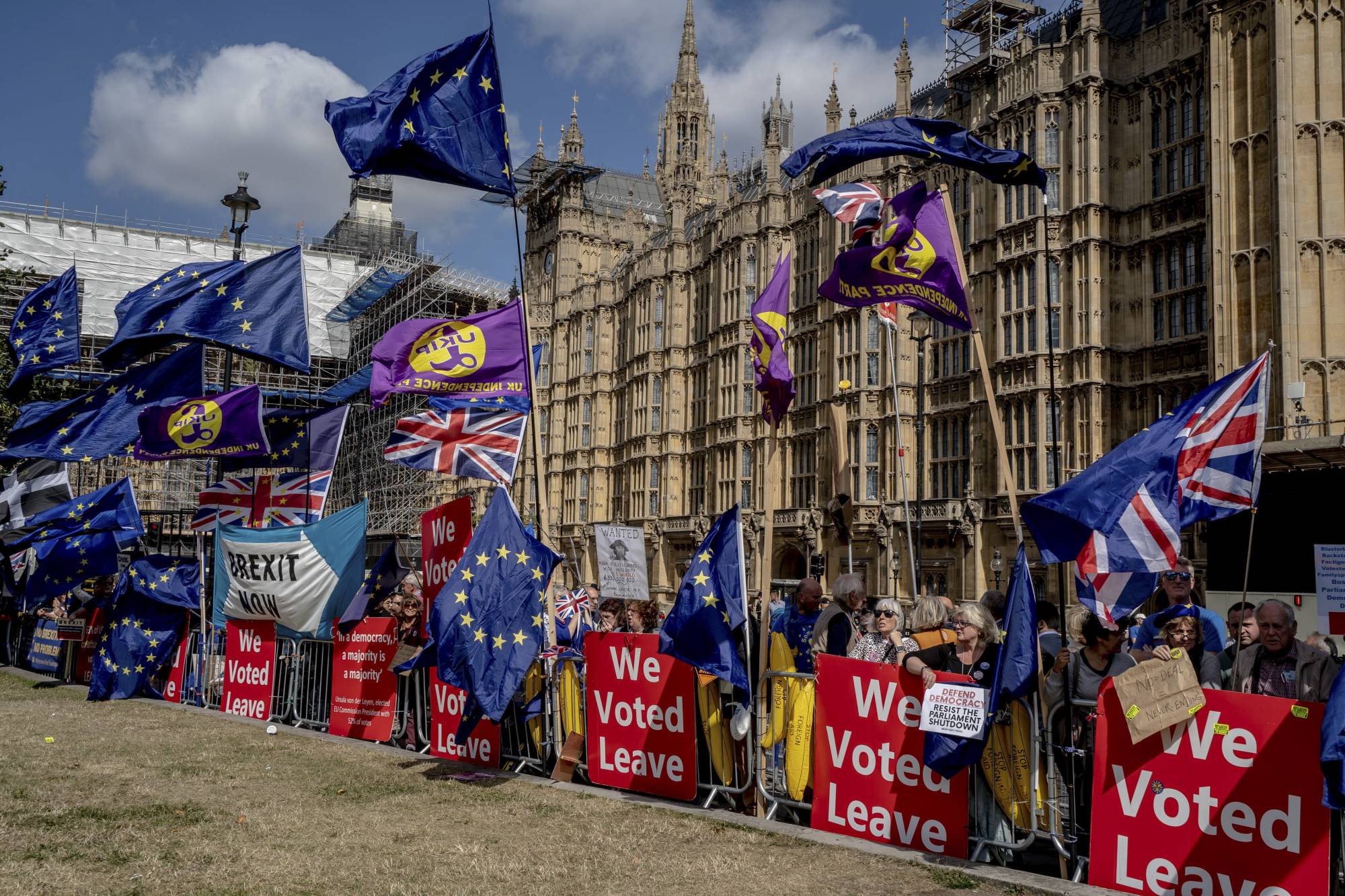 Supporters and opponents of Brexit outside Parliament in London in September 2019. | Andrew Testa / The New York Times