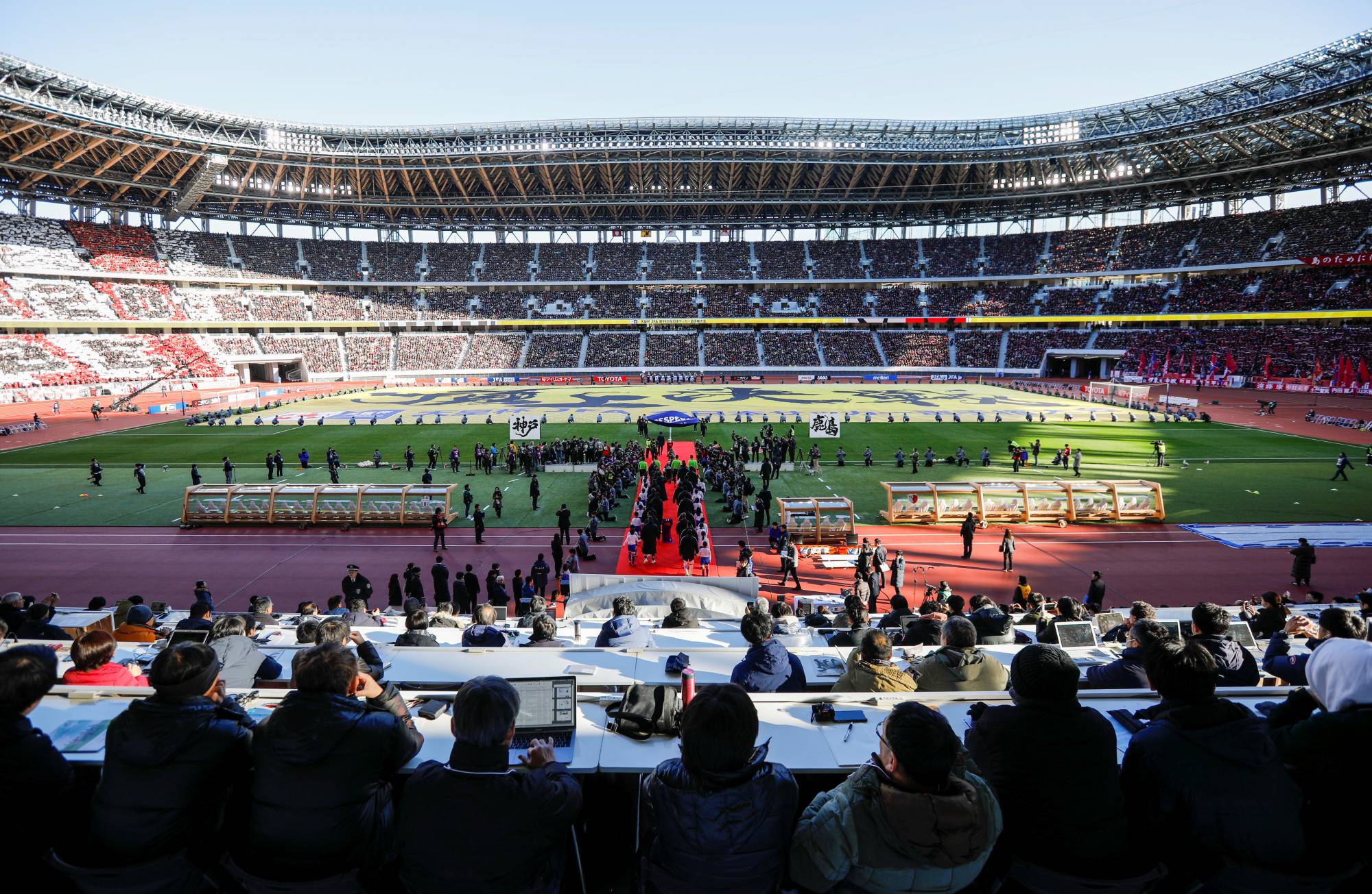 Vissel Kobe and Kashima Antlers players take the pitch at National Stadium for the Emperor's Cup final, which also served as a Tokyo 2020 test event, on Jan. 1. | REUTERS