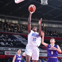 Oka Gakuen center Amaka Susan Okonkwo attempts a shot against Tokyo Seitoku University High in the girls final of the All-Japan High School Tournament at Tokyo Metropolitan Gymnasium on Monday.  | JBA

