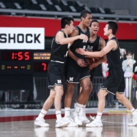 Ibu Yamazaki (second from the left) and his Meisei teammates celebrate his eventual game-winning basket during Tuesday\'s Winter Cup final against Higashiyama. | COURTESY OF THE JAPAN BASKETBALL ASSOCIATION
