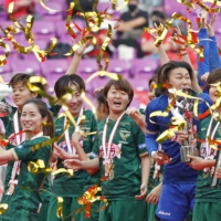 Beleza players celebrate after defeating Urawa during Tuesday\'s Empress Cup final in Kyodo. | KYODO
