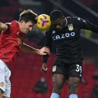 Manchester United\'s Harry Maguire (left) and Aston Villa\'s Keinan Davis vie for the ball during their match in Manchester, England, on Friday. | AFP-JIJI
