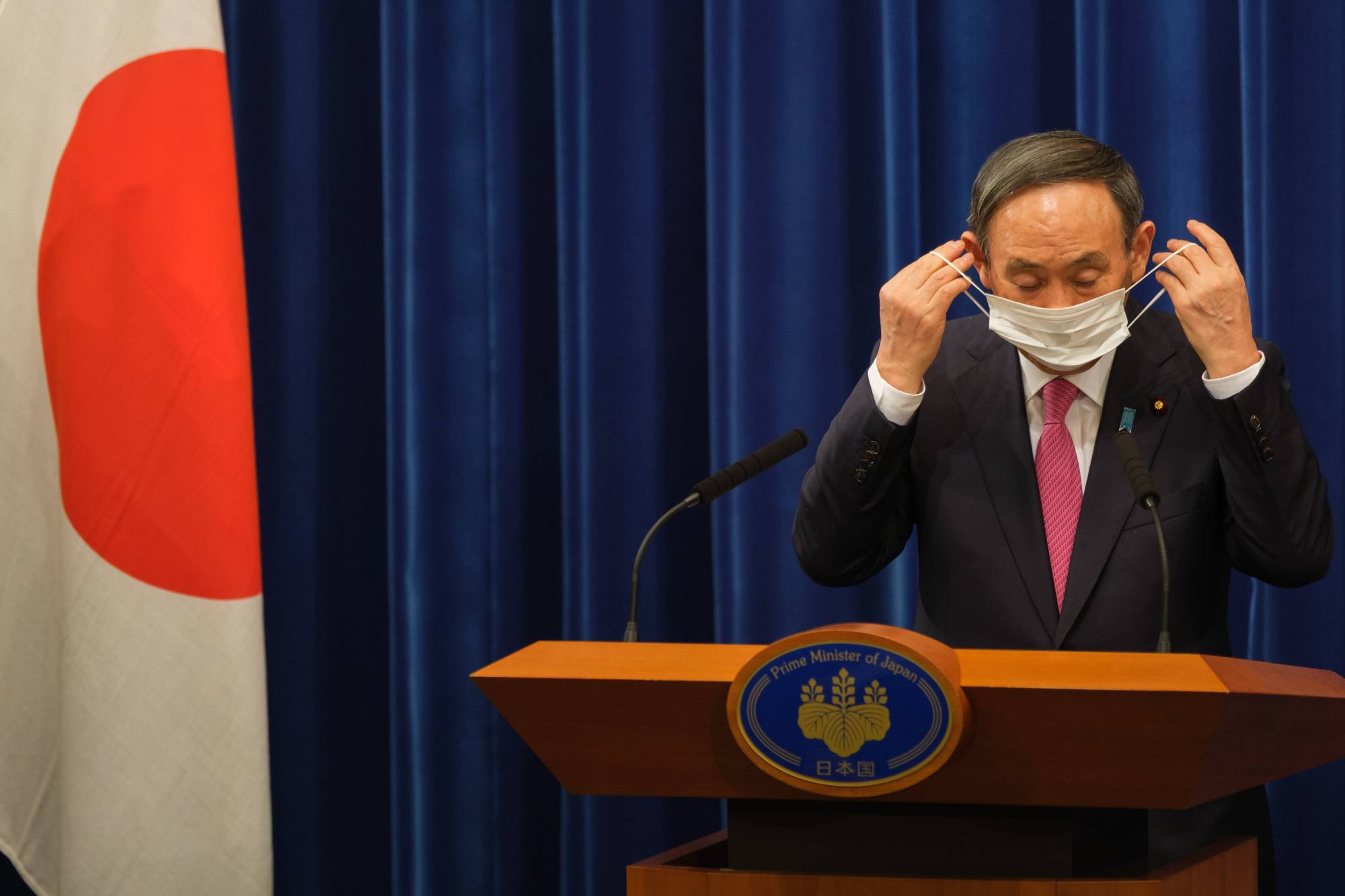 Determined to carry out his ambitions to lower cell phone bills and forge ahead with digitalization, Prime Minister Yoshihide Suga hopes to showcase tangible results immediately to woo voters and his fellow lawmakers alike. | POOL / VIA AFP-JIJI