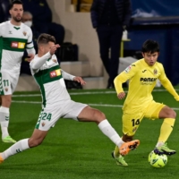 Villarreal\'s Takefusa Kubo (right) attempts to dribble past Elche defender Jose Manuel Sanchez during a first-division match on Dec. 6 in Villarreal, Spain. | AFP-JIJI