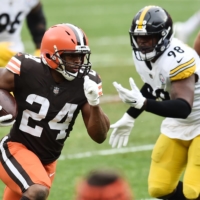 Browns running back Nick Chubb carries the ball against the Steelers during the first quarter in Cleveland on Sunday. | USA TODAY / VIA REUTERS