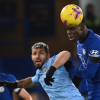 Manchester City\'s Sergio Aguero (center) vies for the ball against Chelsea\'s Kurt Zouma (right) in London on Sunday. | AFP-JIJI