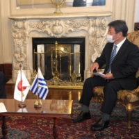 Uruguayan President Luis Lacalle Pou and Foreign Minister Toshimitsu Motegi meet at the Estevez Palace in Montevideo on Wednesday. | URUGUAY\'S PRESIDENCY / VIA AFP-JIJI