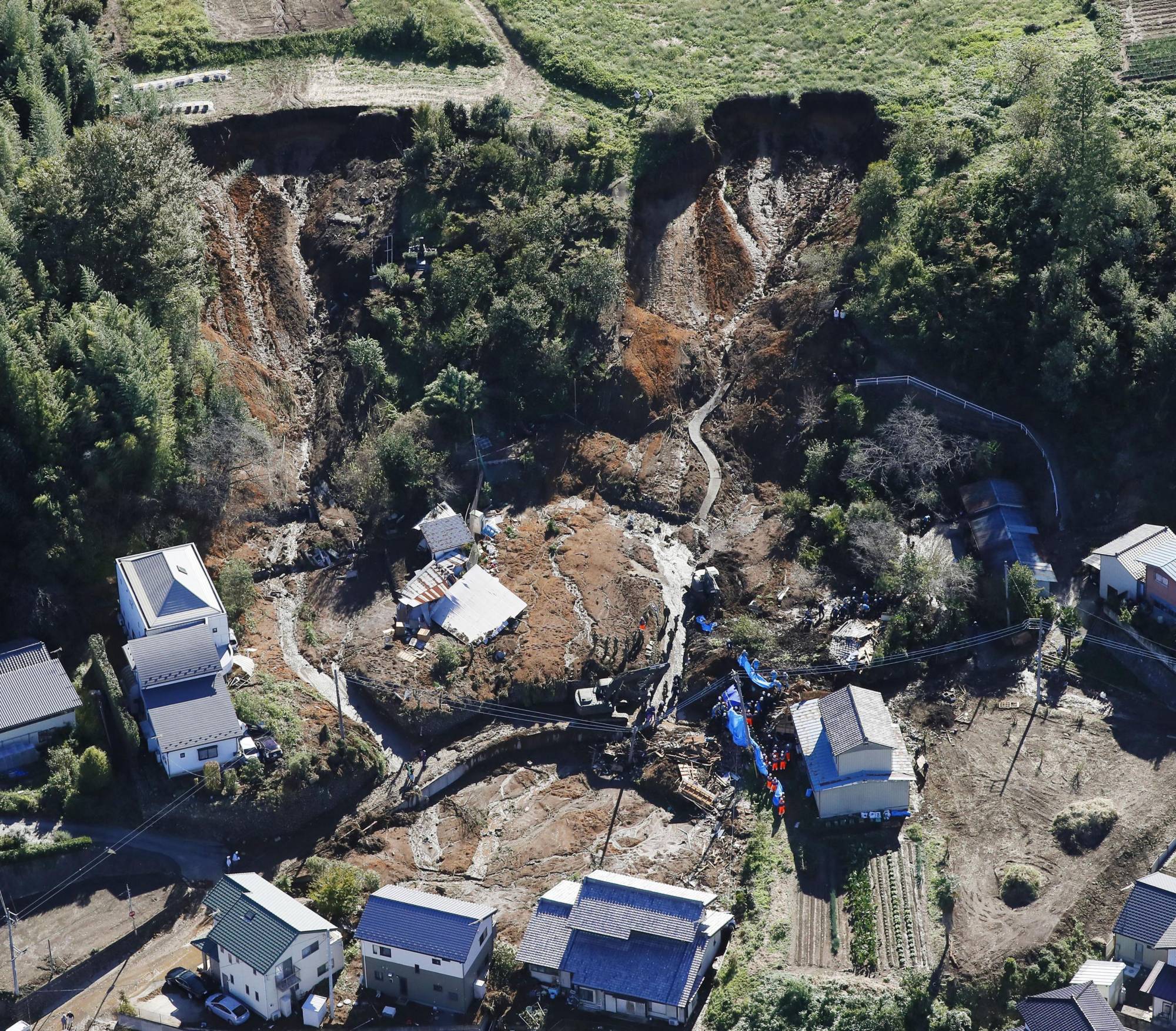 Search-and-rescue operations at the site of a landslide caused by Typhoon Hagibis in Tomioka in October 2019 | KYODO 