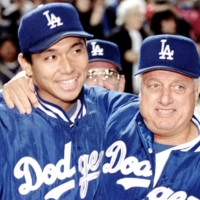 Dodgers manager Tommy Lasorda congratulates pitcher Hideo Nomo following the Japanese hurler\'s first MLB win in Los Angeles on June 2, 1995. | REUTERS / VIA KYODO