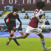 Liverpool\'s Takumi Minamo (left) provided an assist during his club\'s F.A. Cup win over Aston Villa in Birmingham, England, on Friday. | KYODO