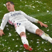 Real Madrid forward Lucas Vazquez lies on the ground during his team\'s Spanish first-division match against Osasuna on Saturday in Pamplona, Spain. | AFP-JIJI