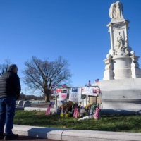 People pay their respects at a memorial for a fallen police officer, Brian Sicknick, in Washington on Monday. Sicknick was reportedly struck in the head with a fire extinguisher while struggling with the rioters who swarmed through the halls of Congress last Wednesday.  | AFP-JIJI